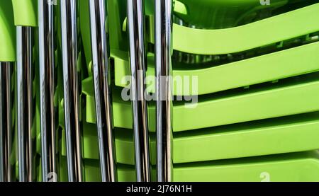 Detail gestapelte Stühle in Narbonne. Stockfoto