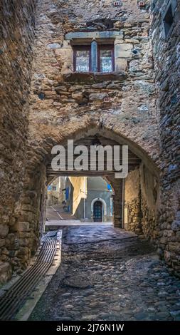 Passage in La Caunette. Das Gemeindegebiet gehört zum Regionalen Naturpark Haut Languedoc. Stockfoto