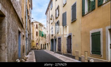 Gasse in der Stadt Narbonne. Stockfoto