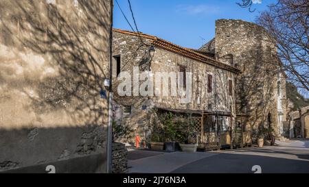 Rue de l'Ormeau in La Caunette. Das Gemeindegebiet gehört zum Regionalen Naturpark Haut Languedoc. Stockfoto