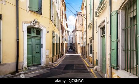 Gasse in der Stadt Narbonne. Stockfoto