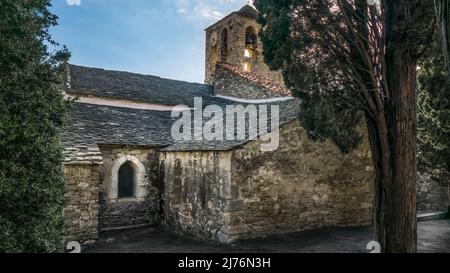 Église Notre Dame in La Caunette, dessen ursprüngliches Gebäude im romanischen Stil aus dem XI. Jahrhundert stammt. Monument historique. Das Gemeindegebiet gehört zum Regionalen Naturpark Haut Languedoc. Stockfoto