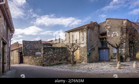 Dorfstraße in Minerve. Das mittelalterliche Dorf wurde auf einem Felsen erbaut. Letzte Zuflucht der Katharer, eines der schönsten Dörfer Frankreichs (Les plus beaux Villages de France). Stockfoto
