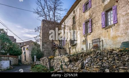 Dorfstraße in Paguignan. Stockfoto