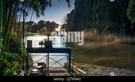 Canal du Midi am Écluse de l'Aiguille in der Nähe von Puichéric. Seit 1996 gehört der Canal du Midi zum UNESCO-Weltkulturerbe. Stockfoto