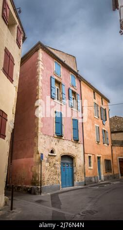 Gasse in der Stadt Narbonne. Stockfoto