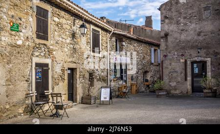 Rue des Martis in Minerve. Letzte Zuflucht der Katharer, eines der schönsten Dörfer Frankreichs (Les plus beaux Villages de France). Stockfoto