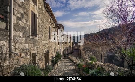 Dorfstraße in Minerve. Das mittelalterliche Dorf wurde auf einem Felsen erbaut. Letzte Zuflucht der Katharer, eines der schönsten Dörfer Frankreichs (Les plus beaux Villages de France). Stockfoto