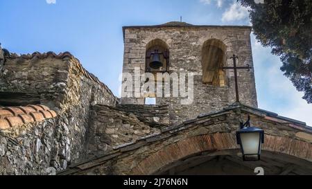 Glockenturm der Église Notre Dame in La Caunette, dessen ursprüngliche Konstruktion im romanischen Stil aus dem XI. Jahrhundert stammt. Monument historique. Das Gemeindegebiet gehört zum Regionalen Naturpark Haut Languedoc. Stockfoto