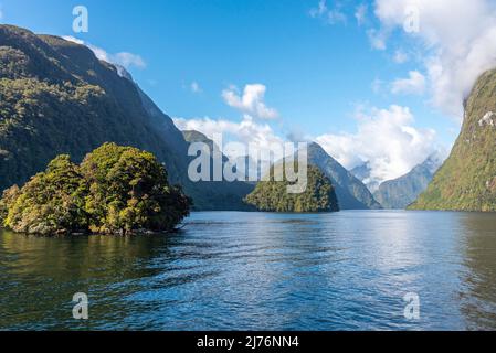 Ein neuer Morgen dämmert am Doutful Sound, Wolken hängen tief in den Bergen, Südinsel von Neuseeland Stockfoto