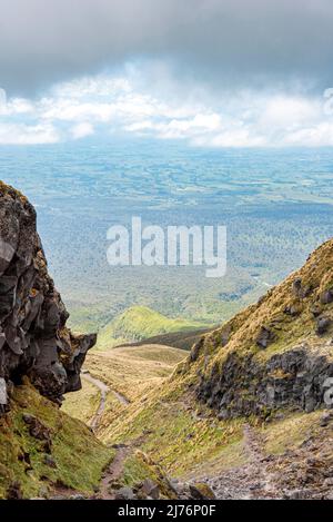 Blick vom Mount Taranaki ins Tal im Sommer, Nordinsel Neuseelands Stockfoto