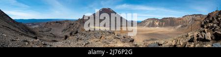 Wandern auf dem Tongariro Alpine Crossing, Panoramablick auf Mt Ngauruhoe, Nordinsel Neuseelands Stockfoto