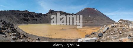 Wandern auf dem Tongariro Alpine Crossing, Panoramablick auf Mt Ngauruhoe, Nordinsel Neuseelands Stockfoto