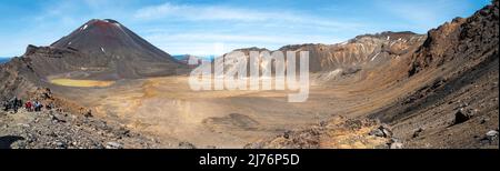 Wandern auf dem Tongariro Alpine Crossing, Panoramablick auf Mt Ngauruhoe, Nordinsel Neuseelands Stockfoto