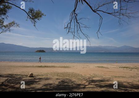 Besucher des Strandes von Carathona in der Nähe der historischen Stadt Nafplio auf dem Peloponnes, Griechenland, Europa Stockfoto