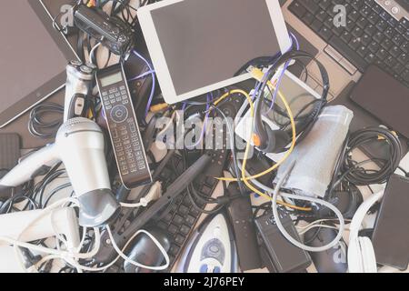 Draufsicht auf alte Computer, digitale Tablets, Mobiltelefone, viele gebrauchte elektronische Geräte, kaputte Haushalte und Geräte. Geplante Obsoleszenz Stockfoto