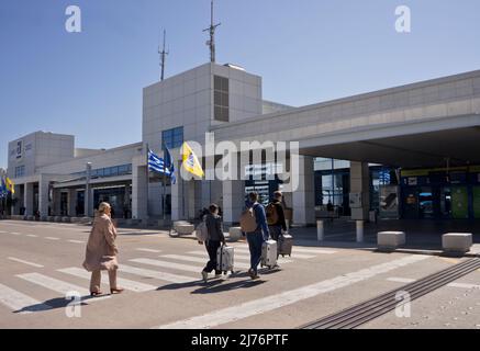Passagiere am Eleftherios Venizelos Athens International Airport in Athen, Griechenland, Europa Stockfoto