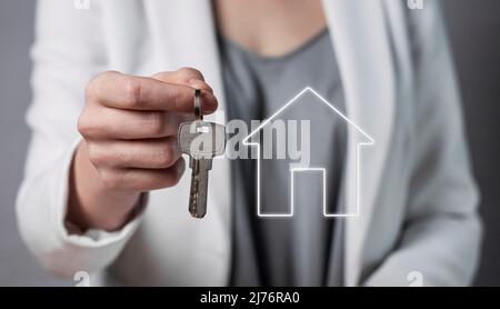 Frau Hand mit Schlüsseln aus gekaufter oder Mietwohnung Nahaufnahme. Umzug in ein neues Heimkonzept. Haus oder Wohnung Kommissionierung oder Kauf. Hochwertige Fotos Stockfoto