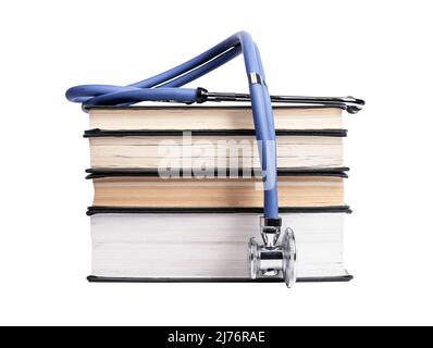 Bücher stapeln mit Stethoskop isoliert auf weißem Hintergrund. Medizinische Ausbildung, bekommen Medizin Wissenskonzept. Hochwertige Fotos Stockfoto