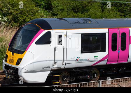 Neuer Zug der Klasse 720 C2C auf einem Testlauf in Chalkwell, Southend on Sea, Essex, Großbritannien. Elektrifizierte London Southend Railway, betrieben von Trenitalia Stockfoto