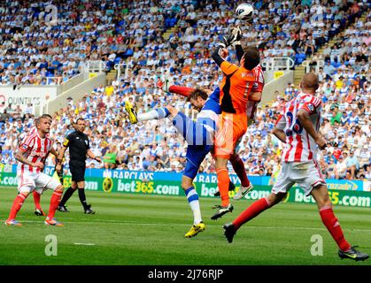 August 2012 - Premier League Football - Reading FC vs Stoke City. Asmir Begović von Stoke behauptet den Ball von Adam Le Fondre von Reading. Fotograf: Paul Roberts/Pathos. Stockfoto