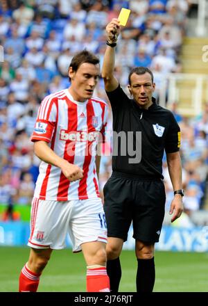 August 2012 - Premier League Football - Reading FC vs Stoke City. Dean Whitehead von Stoke erhält eine gelbe Karte von Schiedsrichter K Friend. Fotograf: Paul Roberts/Pathos. Stockfoto
