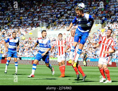 August 2012 - Premier League Football - Reading FC vs Stoke City. Kaspars Gorkss von Leseköpfen gerade noch weit vom Tor entfernt. Fotograf: Paul Roberts/Pathos. Stockfoto