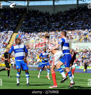 August 2012 - Premier League Football - Reading FC vs Stoke City. Peter Crouch von Stoke wird von Alex Pearce von Reading um einen Header gebeten. Fotograf: Paul Roberts/Pathos. Stockfoto