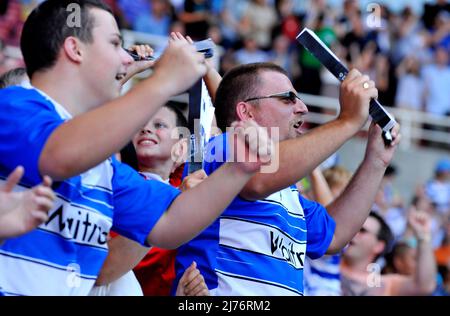 August 2012 - Premier League Football - Reading FC vs Stoke City. Lesefans feiern Reading's Tor (1-1) zum ersten Mal in der Premier League. Fotograf: Paul Roberts/Pathos. Stockfoto