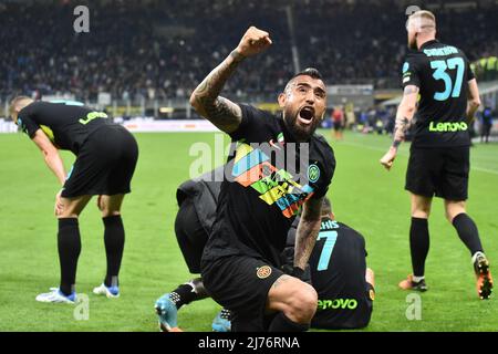 Arturo Vidal vom FC Internazionale feiert nach dem Sieg während der Serie Ein Fußballspiel zwischen dem FC Internazionale und dem FC Empoli im Stadion San Siro in Mailand (Italien), 6.. Mai 2022. Foto Andrea Staccioli / Insidefoto Stockfoto