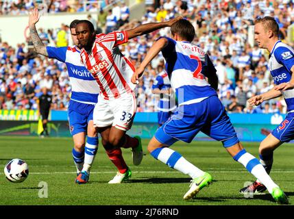 August 2012 - Premier League Football - Reading FC vs Stoke City. Cameron Jerome von Stoke versucht, sich der Leseverteidigung zu entziehen. Fotograf: Paul Roberts/Pathos. Stockfoto