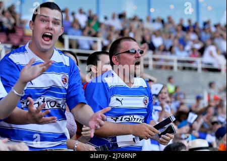 August 2012 - Premier League Football - Reading FC vs Stoke City. Lesefans feiern, was sie für ein Last-Minute-Ziel halten. Fotograf: Paul Roberts/Pathos. Stockfoto