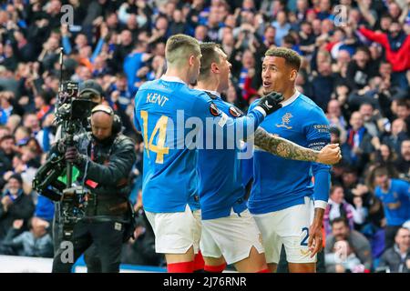 James Tavernier, Kapitän der Rangers, feiert mit Ryan Jack und Ryan Kent, nachdem er Rangers erstes Tor des Spiels gegen RB Leipzig erzielt hat Stockfoto