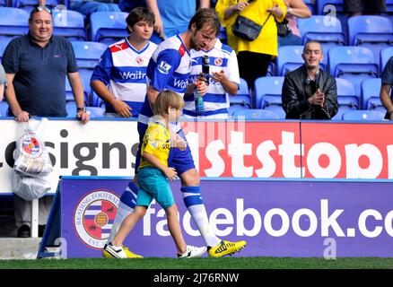 August 2012 - Premier League Football - Reading FC vs Stoke City. Kaspars Gorkss von Reading sammelt seinen Sohn aus der Menge. Fotograf: Paul Roberts/Pathos. Stockfoto