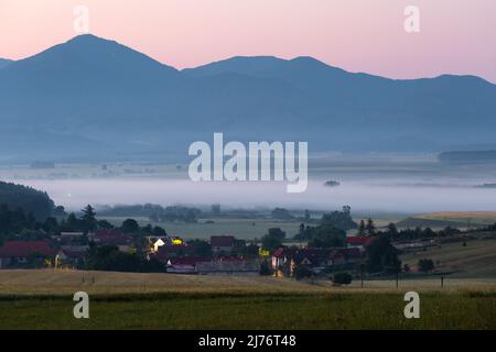 Morgennebel im Dorf Ondrasova, Slowakei. Stockfoto