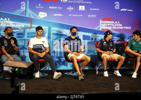 (L bis R): Lewis Hamilton (GBR) Mercedes AMG F1; Pierre Gasly (FRA) AlphaTauri; Alexander Albon (THA) Williams Racing; Sergio Perez (MEX) Red Bull Racing; und Lance Stroll (CDN) Aston Martin F1 Team, in der FIA Pressekonferenz während des Formel 1 Crypto.com Miami Grand Prix 2022, 5. Runde der FIA Formel-1-Weltmeisterschaft 2022, auf dem Miami International Autodrome, vom 6. Bis 8. Mai 2022 in Miami Gardens, Florida, USA - Foto: Dppi/DPPI/LiveMedia Stockfoto