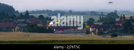 Morgennebel im Dorf Ondrasova, Slowakei. Stockfoto