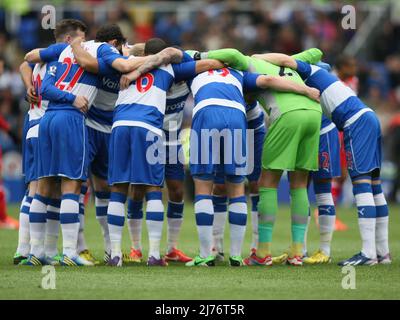 28. April 2013 - Fußball - Barclays Premier League Fußball - Reading FC vs Queens Park Rangers - Reading-Spieler treten vor dem Anpfiff einer Runde bei - Fotograf: Paul Roberts / Pathos. Stockfoto