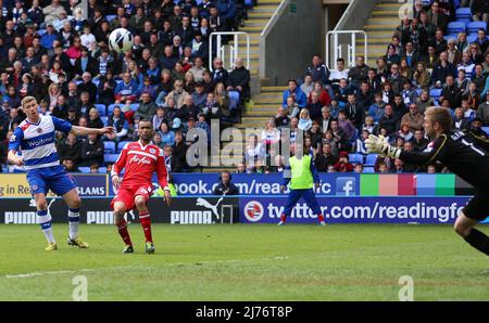 28. April 2013 - Fußball - Barclays Premier League Football - Reading FC vs Queens Park Rangers - Pavel Pogrebnyak von Reading rollt einen Schuss weit - Fotograf: Paul Roberts / Pathos. Stockfoto