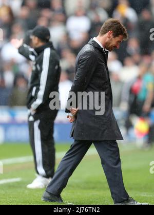 12. Mai 2013 - Fußball - Barclays Premier League - Stoke City vs Tottenham Hotspur - Spurs-Manager Andre Villas-Boas lacht, als Tony Pulis beim Schiedsrichter-Assistenten anstachelt - Fotograf: Paul Roberts / Pathos. Stockfoto