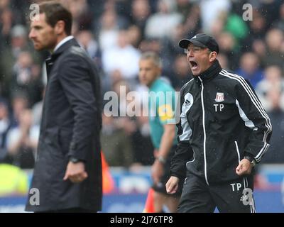 12. Mai 2013 - Fußball - Barclays Premier League - Stoke City vs Tottenham Hotspur - Stoke Manager Tony Pulis ruft Anleitung - Fotograf: Paul Roberts / Pathos. Stockfoto