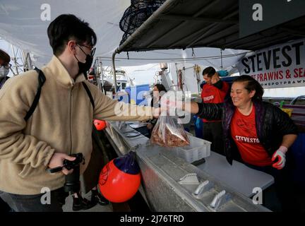 Richmond, British Colombia, Kanada. 6. Mai 2022. Ein Kunde kauft am 6. Mai 2022 in Steveston Fisherman's Wharf in Richmond, British Columbia, Kanada, Garnelen. Die diesjährige Erntezeit der Spotgarnelen von British Columbia hat begonnen und wird 30 bis 40 Tage dauern. (Foto von Liang Sen/Xinhua) Quelle: Xinhua/Alamy Live News Stockfoto