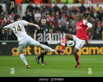 16. März 2013 - Fußball - Barclays Premiership Fußball - Swansea City Vs. Arsenal - über Diaby von Arsenal wird von Sung Yueng Ki von Swansea City herausgefordert. - Foto: Paul Roberts / Pathos. Stockfoto