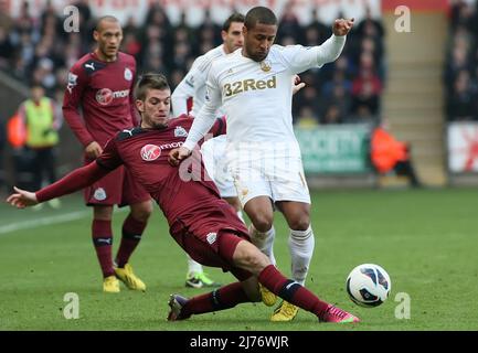 02. März 2013 - Fußball - Barclays Premiership Fußball - Swansea City Vs. Newcastle United - Davide Santon von Newcastle United bekommt eine Herausforderung in Wayne Routledge von Swansea City - Foto: Paul Roberts / Pathos. Stockfoto