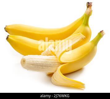 Perfekte reife gelbe Bananen und eine geschälte Banane isoliert auf weißem Hintergrund. Stockfoto