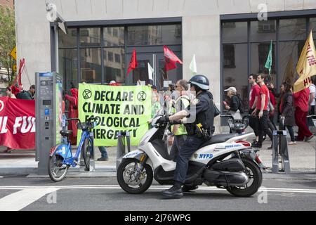 Demonstration und marsch veranstaltet von RX Rebellion und internationaler Klimaaktivisten-Gruppe im Frühjahr 2022 in New York City. Stockfoto