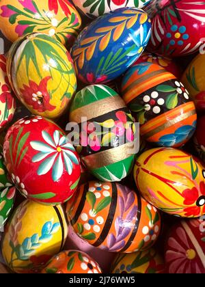 Schön bemalte Eier zu Ostern sind eine polnische Kunstform und Tradition, die auch in anderen christlichen Ländern praktiziert wird. Stockfoto