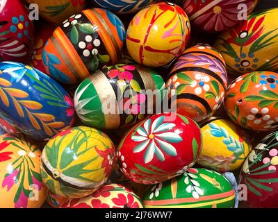 Schön bemalte Eier zu Ostern sind eine polnische Kunstform und Tradition, die auch in anderen christlichen Ländern praktiziert wird. Stockfoto