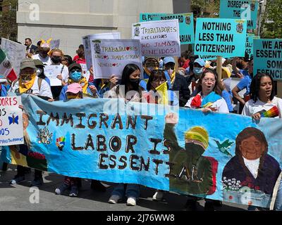 Hispanische Demonstranten nehmen an den traditionellen Kundgebungen zum 1. Mai für Arbeiter im Washington Square Park in New York Teil und fordern die Staatsbürgerschaft für alle Menschen, die die amerikanische Gesellschaft unterstützen. Stockfoto