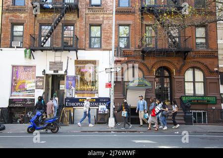 Menschen gehen auf der MacDougal Street im Herzen von Greenwich Village, New York City. Stockfoto